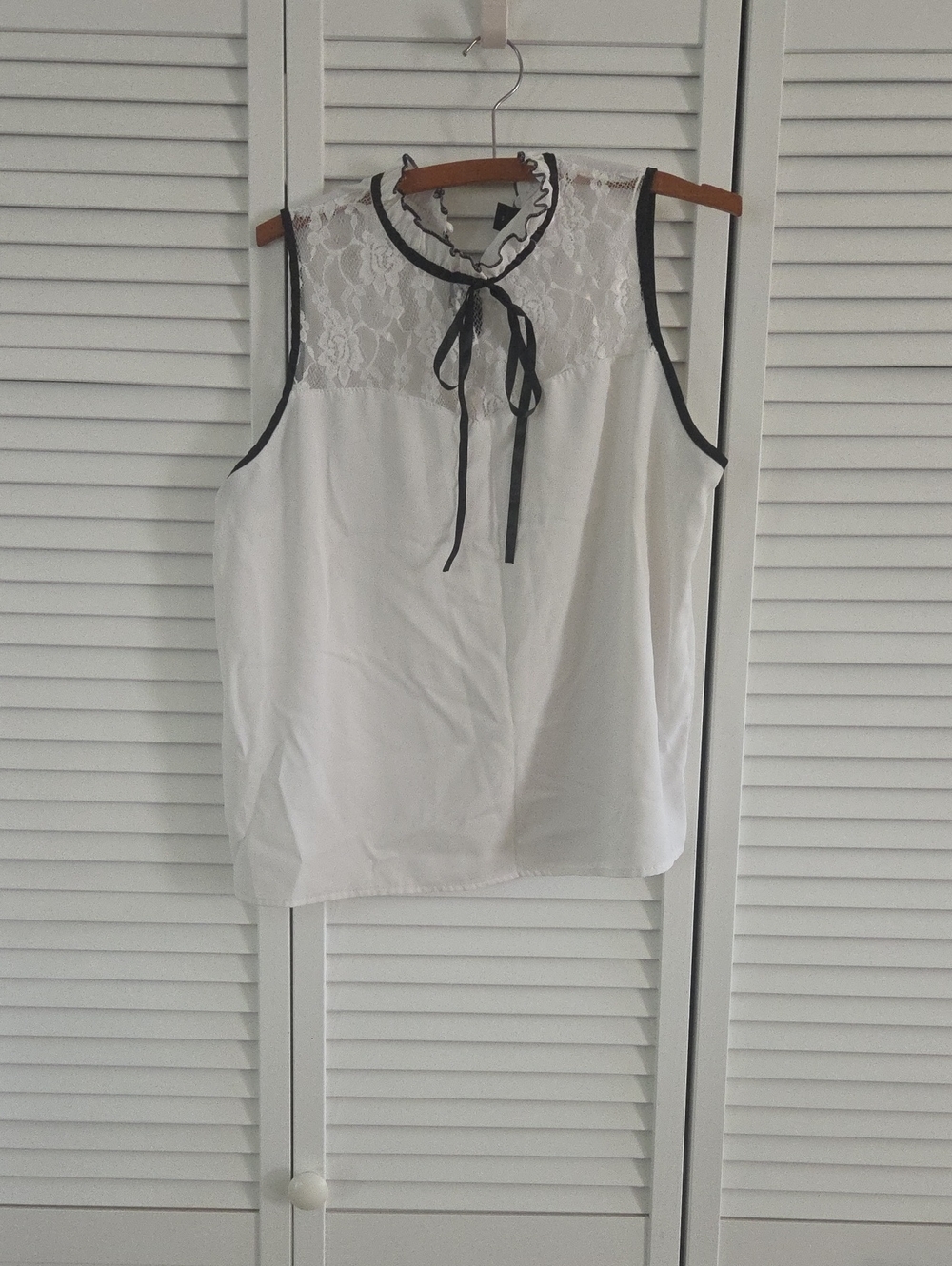 SHEIN White Lace Yoke Sleeveless Camisole with Black Trim